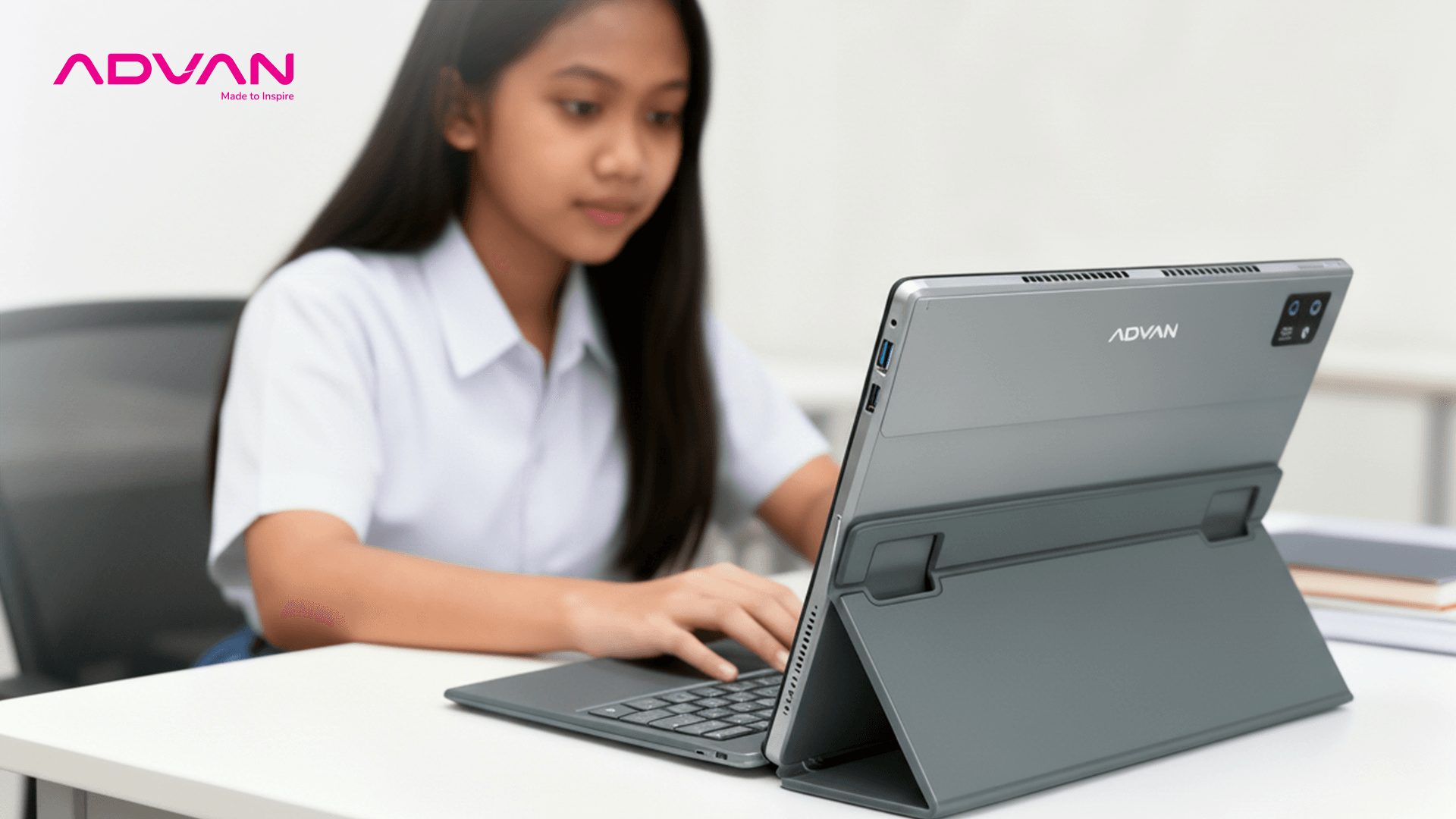 Siswi SMA belajar menggunakan Advan Laptop EVO-X 16”