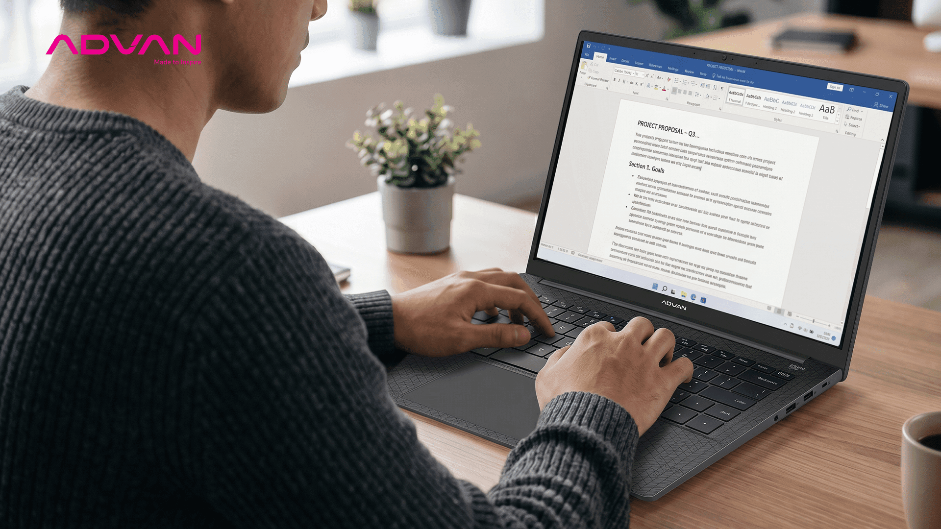 Pria bekerja dengan Advan Laptop Workplus AI Ryzen 7